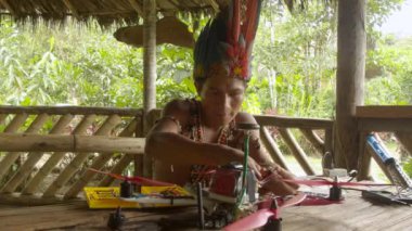 Genç Yerli Adam İHA 'yı tamir etmeye çalışıyor.