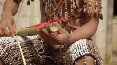 Yerli adam Bambu 'ya bir kanat takarak uçan bir cihaz yapmaya çalışıyor.