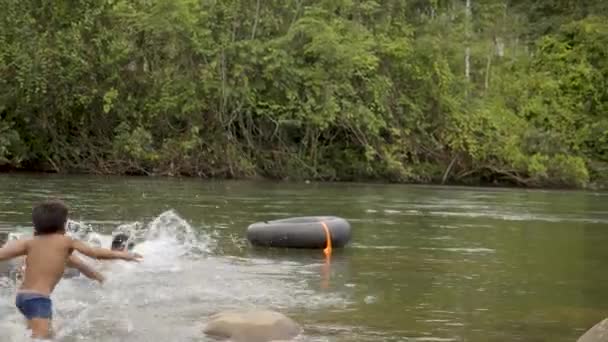 Rdzenni chłopcy bawią się w wodzie — Wideo stockowe