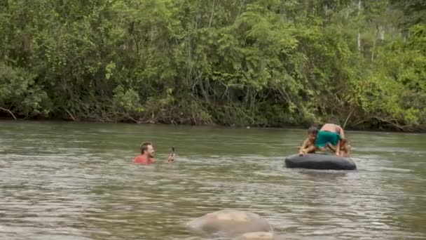 El cineasta usa su Gopro para filmar a niños indígenas jugando en el agua — Vídeo de stock