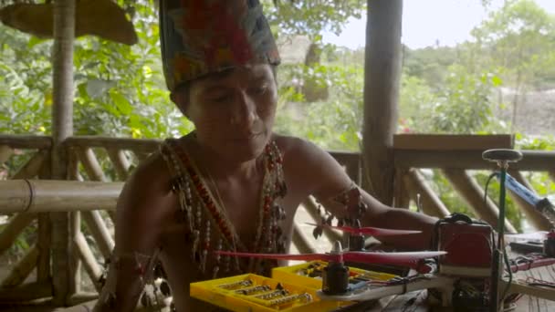 Il giovane uomo indigeno sta controllando le ali del suo nuovo drone — Video Stock