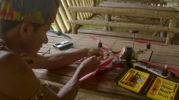 Giovane uomo indigeno sta costruendo un drone fai da te — Video Stock