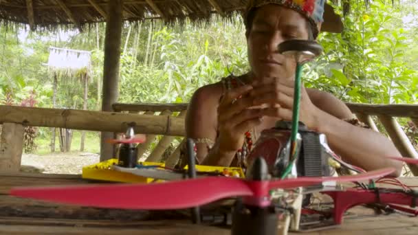 Giovane uomo indigeno sta cercando di costruire il proprio drone — Video Stock