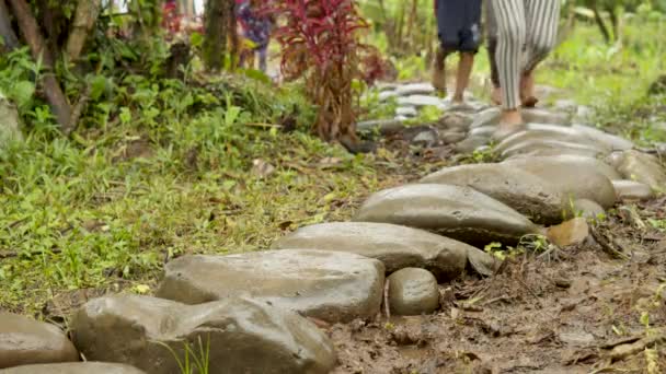 Ξυπόλητα πόδια τρέχουν σε βράχους κάπου σε τροπικό τροπικό τροπικό δάσος του Αμαζονίου — Αρχείο Βίντεο