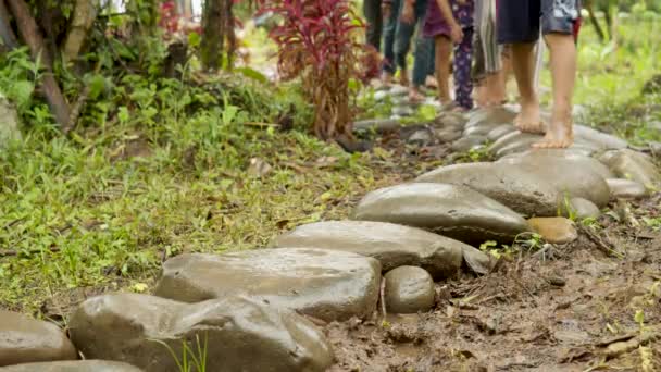 Barfota ben går på en klippa någonstans i en tropisk Amazonas regnskog — Stockvideo