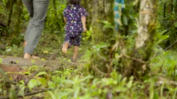 Piernas descalzas corriendo por un camino rural en algún lugar de una selva tropical — Vídeos de Stock