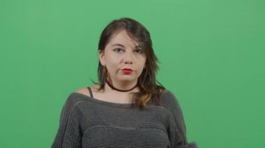 Bir kadının yüzünü örten eller