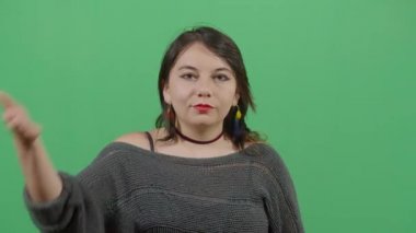 Bir Elle Saklanan Kadın