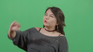 Kadın, eli bir gölge gibi kullanıyor.