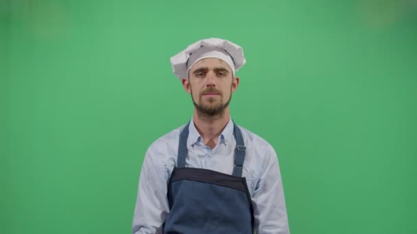 Adulte homme chef affûtage un couteau — Video