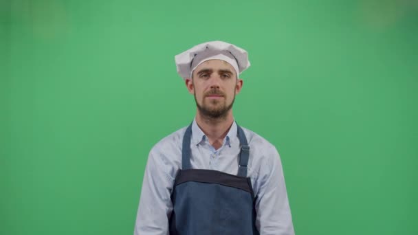 Feliz hombre adulto cocinero bailando — Vídeos de Stock