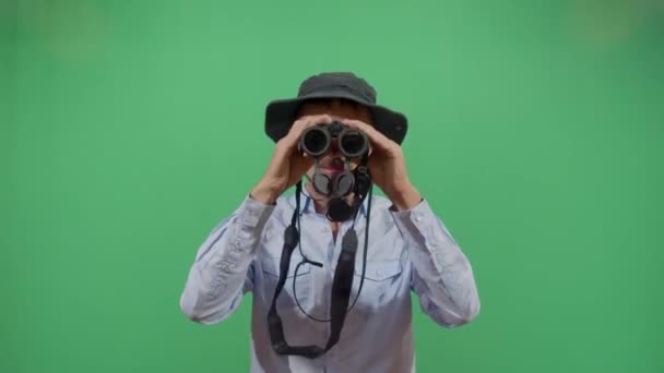 Adult Man Explorer Using Binocular Incorrectly — Stock Video