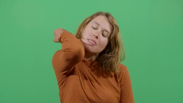 Žena se snaží dosáhnout loket s jazykem — Stock video