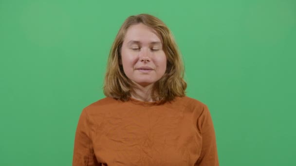 Expressão facial engraçada de uma mulher — Vídeo de Stock
