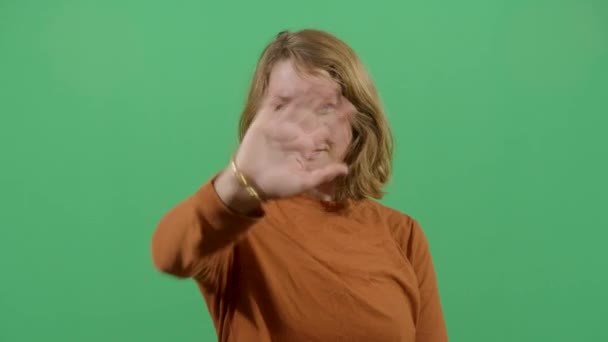 Женщина приветствует зрителя — стоковое видео