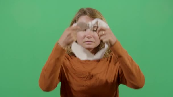 Kvinna som sätter på sig en blindfold — Stockvideo