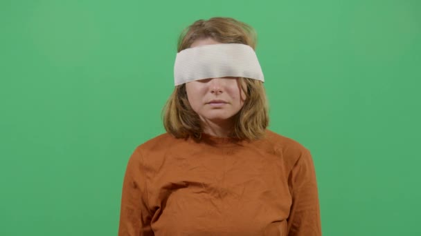Vrouw het nemen van off een blinddoek — Stockvideo