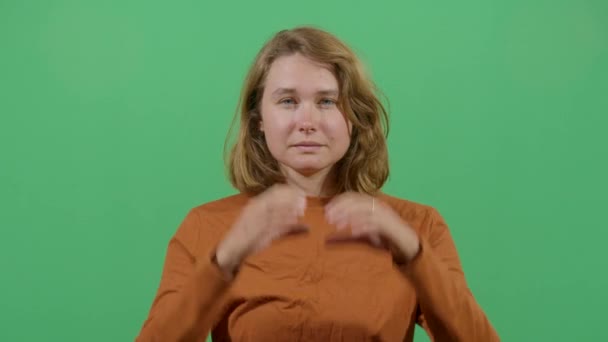 Handen maken van een hart door een vrouw — Stockvideo