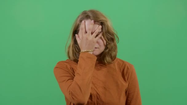 Frustratie gebaar gedemonstreerd door een vrouw — Stockvideo