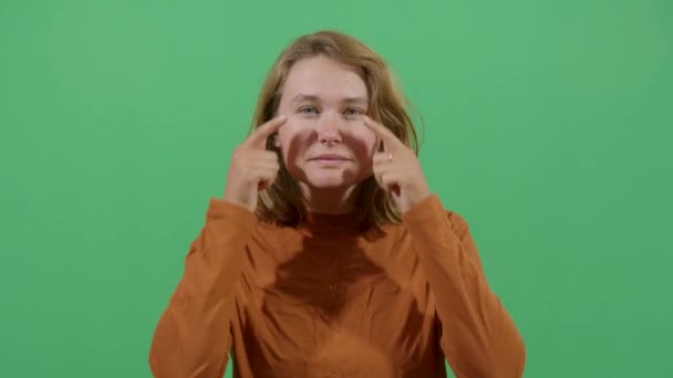 Mujer haciendo asiática ojos con los dedos — Vídeo de stock