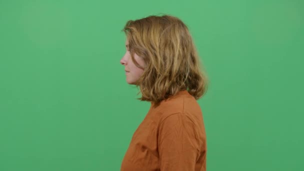 Boční pohled na ženu tlačí na nos — Stock video