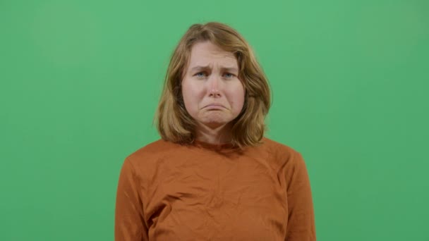 Expresión facial de una mujer haciendo pucheros — Vídeos de Stock