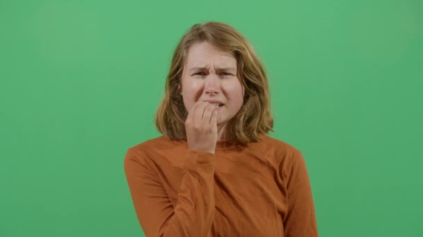 女に噛まれる爪 — ストック動画