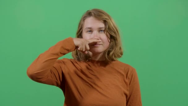 Mujer haciendo bigote con el dedo — Vídeo de stock