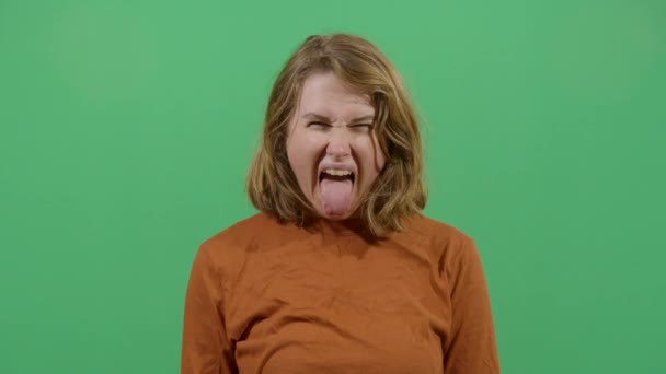 Mujer sobresaliendo lengua — Vídeos de Stock