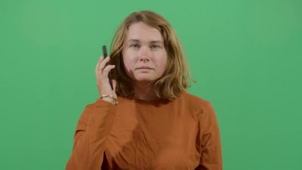 Donna che parla al telefono — Video Stock