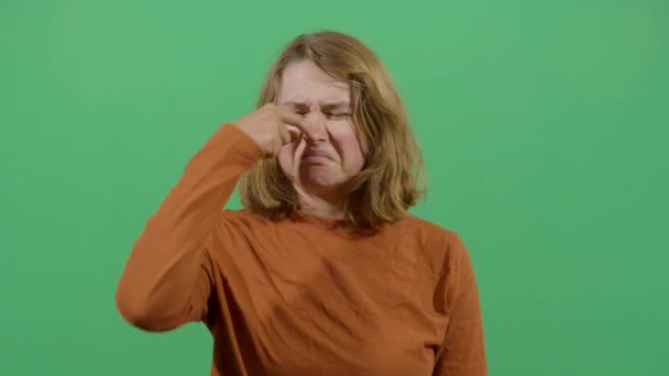 Mujer oliendo algo apestoso — Vídeos de Stock