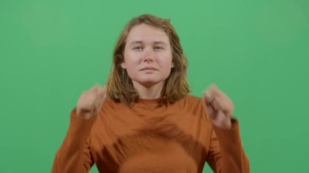 Nő húzza a fülét — Stock videók