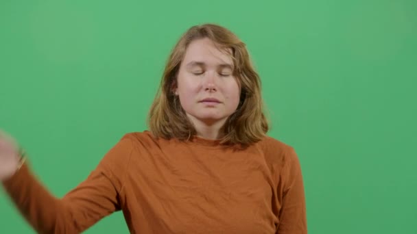 Nő csapkodja a homlokát — Stock videók