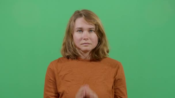 Femme obtenir les cheveux fixés à l'aide de la main — Video