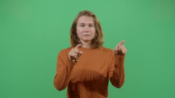 Mujer haciendo círculos con sus manos — Vídeos de Stock