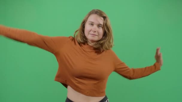 Femme filant avec ses mains étendues — Video