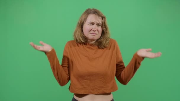 Mujer haciendo expresión de confusión — Vídeo de stock