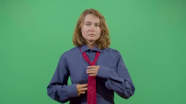 Bir Kravatı Düzelten Kadın — Stok video
