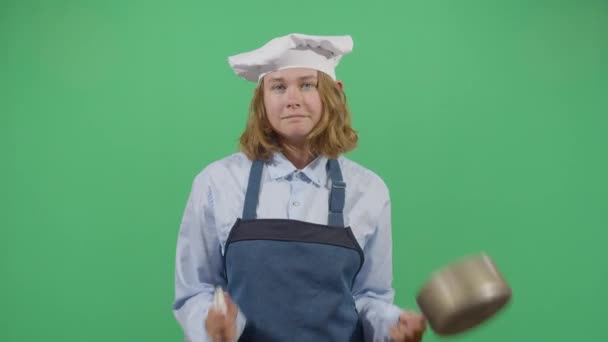 Szczęśliwa kobieta kucharz taniec — Wideo stockowe