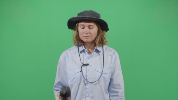 Γυναίκα Explorer πόσιμο νερό — Αρχείο Βίντεο