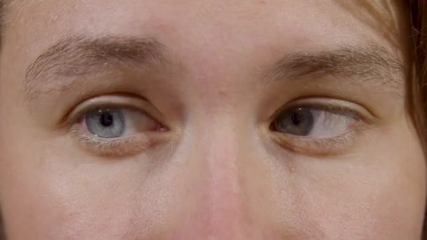 Женщина поворачивает его глаза — стоковое видео
