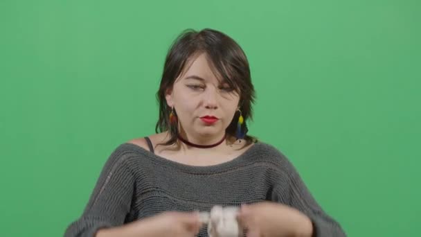Женщина надевает повязку на глаза — стоковое видео