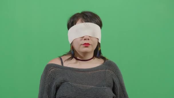 Vrouw het nemen van off een blinddoek — Stockvideo