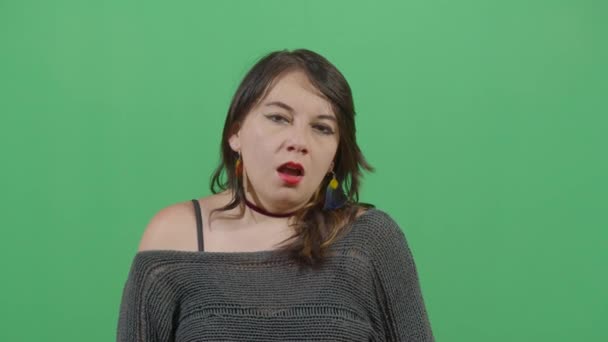 Mujer bostezando profundamente — Vídeos de Stock