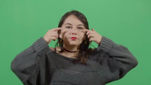 Femme faisant des yeux asiatiques avec les doigts — Video