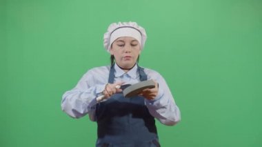 Kadın Şef Bıçak Keskinleştiriyor