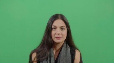İzleyiciyi Selamlayan Kadın