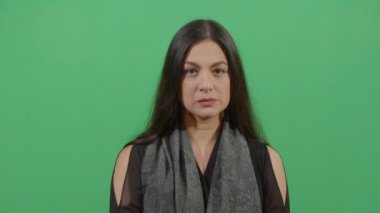 Bir kadının parmağıyla kamerayı işaret etmesi.
