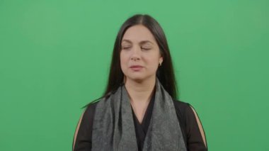 Bir kadının yüzünün iki tarafını da göstermesi