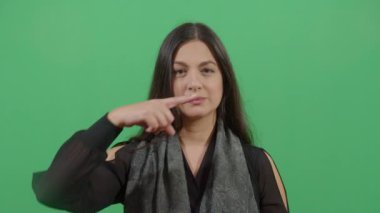 Parmaklarıyla Bıyık Yapan Kadın
